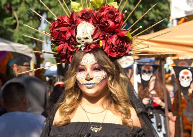 Fruitvale, CA - 30 Ekim 2022: Geleneksel Dia de los Muertos, ya da Ölüler Günü festivaline kimliği belirsiz katılımcılar. Meksika 'nın en popüler bayramlarından biri..