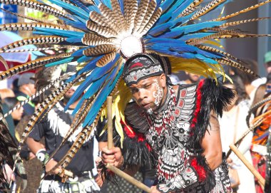 Fruitvale, CA - 30 Ekim 2022: Geleneksel Dia de los Muertos, ya da Ölüler Günü festivaline kimliği belirsiz katılımcılar. Meksika 'nın en popüler bayramlarından biri.. 