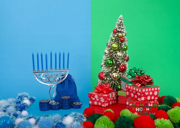 Ханука Менора Блакитними Свічками Біля Різдвяного Дерева Подарунками Багато Багатовірогідних — стокове фото