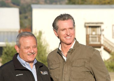 Napa, CA - 17 Kasım 2022: Vali Gavin Newsom, CA 'daki orman yangını yatırımlarını ve mevsimsel koşulları vurgulamak amacıyla basın toplantısında yaptığı konuşmada itfaiyecilerle fotoğraf çekti