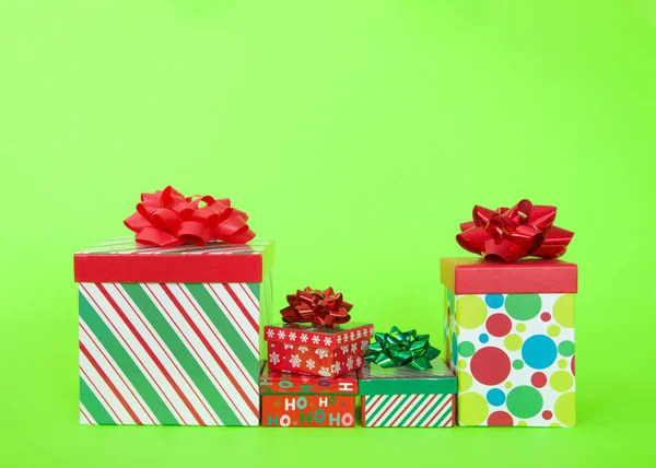 Pila Navidad Presenta Una Fila Sobre Fondo Verde Vibrante — Foto de Stock