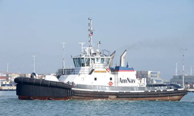 Oakland, CA - 23 Aralık 2022: AmNav römorkörü DELTA BILLIE Oakland Limanı 'nı geçiyor, alçak deniz tabakası tepenin arkasındaki tepeleri gizliyor.