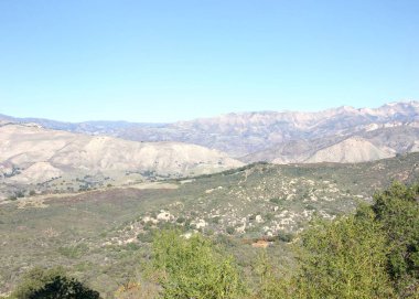 Santa Ynez Dağları, Santa Barbara, California 'da. Kuraklık, mavi gökyüzü ile kavrulmuş bir manzara. I-154 'teki dinlenme yerinden görüntüle