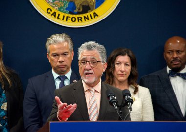 Sacramento, CA - 1 Şubat 2023: Senatör Anthony Portantino Silah Güvenliği Yasası Basın Konferansında konuşuyor.