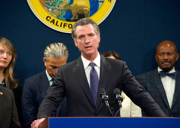 Sacramento, CA - 1 Şubat 2023: Vali Gavin Newsom Silah Güvenliği Yasası Basın Konferansında konuşuyor.