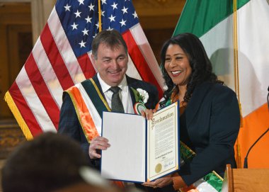 San Francisco, CA - 3 Mart 2023: Mayro London Breed sunar Patrick Martin Uniacke Belediyedeki İrlanda Bayrak Yükseltme Töreni sertifikası.