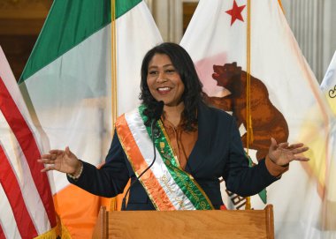 San Francisco, CA - 3 Mart 2023 Belediye Başkanı London Breed, İrlanda Bayrak Yükseltme Töreni 'nde konuşma yapacak..