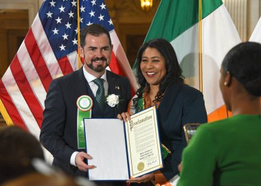 San Francisco, CA - 3 Mart 2023: Mayro London Breed İrlanda Başkonsolosu Micheal Smith 'e İrlanda Bayrak Yükseltme Töreninde sertifika sunar.