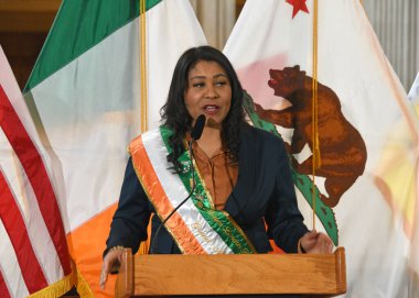 San Francisco, CA - 3 Mart 2023 Belediye Başkanı London Breed, İrlanda Bayrak Yükseltme Töreni 'nde konuşma yapacak..