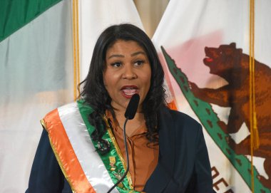 San Francisco, CA - 3 Mart 2023 Belediye Başkanı London Breed, İrlanda Bayrak Yükseltme Töreni 'nde konuşma yapacak..