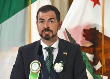 San Francisco, CA - 3 Mart 2023 İrlanda Başkonsolosluğu, İrlanda Bayrak Yükseltme Töreni 'nde konuşan Micheal Smith.