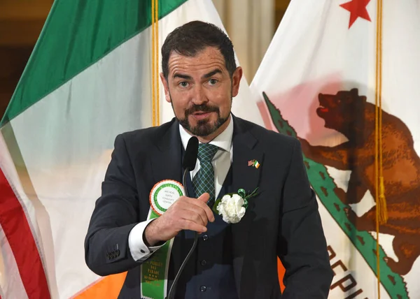 San Francisco, CA - 3 Mart 2023 İrlanda Başkonsolosluğu, İrlanda Bayrak Yükseltme Töreni 'nde konuşan Micheal Smith.