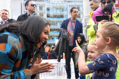 San Francisco, CA - 4 Mart 2023: Belediye Başkanı London Breed, Ulusal Kadınlar Günü için 80 bin lale dağıtılan Union Square 'de genç çocuklarla konuşuyor.