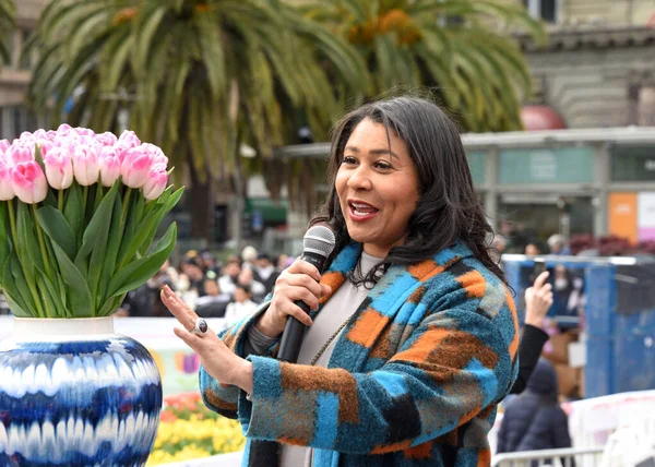 2023年3月4日 加利福尼亚州旧金山 伦敦市长在联合广场酿酒 全国妇女日当天共分发了8万支郁金香 — 图库照片