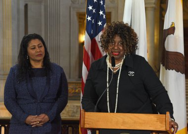 San Francisco, CA - 8 Mart 2023: Phelicia Jones, Toplum Avukatı, Belediye Binasında düzenlenen Uluslararası Kadınlar Günü Tarih Kutlamasında konuşma yaptı..