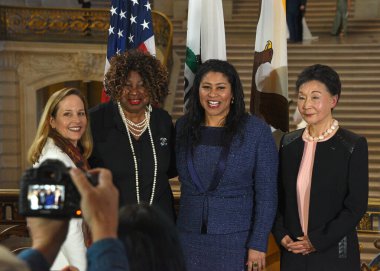 San Francisco, CA - 8 Mart 2023: Belediye Başkanı Londra Belediye Binasında düzenlenen Uluslararası Kadınlar Günü Tarih Kutlamasında kadın liderlerle üredi.