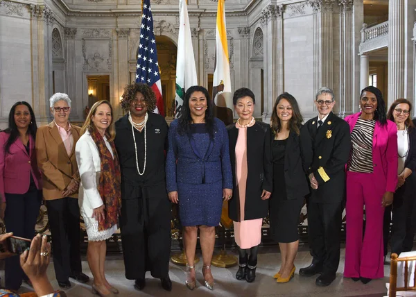 2023年3月8日 加利福尼亚州旧金山 伦敦市长与女性领导人在市政厅举行的国际妇女节妇女历史月庆祝活动上发表讲话 — 图库照片