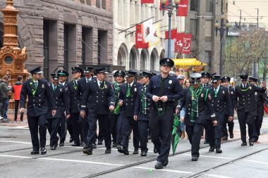 San Francisco, CA - 11 Mart 2023: Kimliği belirsiz katılımcılar 2023 Saint Patrick Günü Geçidi, İrlanda kültürünü kutlayan en büyük İrlanda etkinliği.