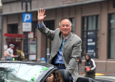 San Francisco, CA - 11 Mart 2023: 2023 Saint Patrick Günü Geçidi 'nde Phil Ting, İrlanda kültürünü kutlayan en büyük İrlanda etkinliği.