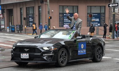 San Francisco, CA - 11 Mart 2023: 2023 Saint Patrick Günü Geçidi 'nde Phil Ting, İrlanda kültürünü kutlayan en büyük İrlanda etkinliği.