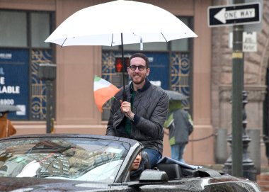 San Francisco, CA - 11 Mart 2023: 2023 Saint Patrick Günü Geçidi 'nde Senatör Scott Wiener, İrlanda kültürünü kutlayan en büyük İrlanda etkinliği.