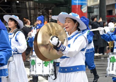 San Francisco, CA - 11 Mart 2023: Kimliği belirsiz katılımcılar 2023 Saint Patrick Günü Geçidi, İrlanda kültürünü kutlayan en büyük İrlanda etkinliği.