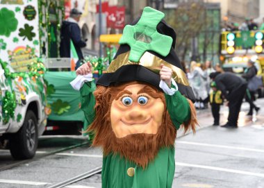 San Francisco, CA - 11 Mart 2023: Kimliği belirsiz katılımcılar 2023 Saint Patrick Günü Geçidi, İrlanda kültürünü kutlayan en büyük İrlanda etkinliği.