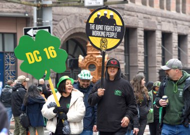 San Francisco, CA - 11 Mart 2023: Kimliği belirsiz katılımcılar 2023 Saint Patrick Günü Geçidi, İrlanda kültürünü kutlayan en büyük İrlanda etkinliği.