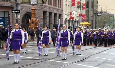 San Francisco, CA - 11 Mart 2023: Kimliği belirsiz katılımcılar 2023 Saint Patrick Günü Geçidi, İrlanda kültürünü kutlayan en büyük İrlanda etkinliği.