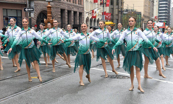 Сан-Франциско, Калифорния - 11 марта 2023 года: Неизвестные участники Дня Святого Патрика 2023 года, крупнейшего ирландского мероприятия Западного побережья, посвященного ирландской культуре