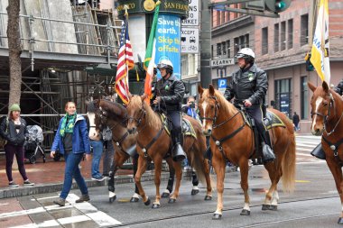 San Francisco, CA - 11 Mart 2023: Kimliği belirsiz katılımcılar 2023 Saint Patrick Günü Geçidi, İrlanda kültürünü kutlayan en büyük İrlanda etkinliği.