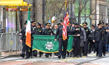 San Francisco, CA - 11 Mart 2023: Kimliği belirsiz katılımcılar 2023 Saint Patrick Günü Geçidi, İrlanda kültürünü kutlayan en büyük İrlanda etkinliği.