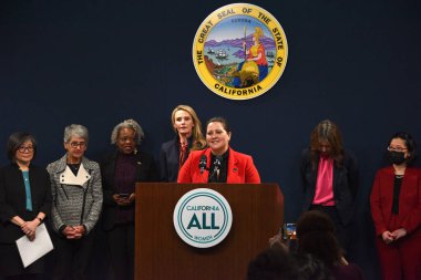 Sacramento, CA - 14 Mart 2023: Holly Martinez Kaliforniya Kadın ve Kız Statüsü Komisyonu Direktör Yardımcısı Kaliforniya Eşit Ödeme Günü Etkinliği 'nde konuşma yaptı.