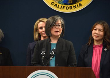 Sacramento, CA - 14 Mart 2023: Gloria Chen, Kaliforniya Eşit Ödeme Günü Sözleşmesi 'nde konuşan Genel Müdür Yardımcısı ve İcra Kurulu Başkan Yardımcısı.