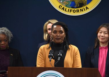 Sacramento, CA - 14 Mart 2023: Kimberly Ellis, Kadın Statüsü Bölümü Müdürü, Kaliforniya Eşit Ödeme Günü Yemini Etkinliği 'nde konuşma yaptı..