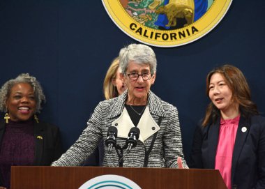 Sacramento, CA - 14 Mart 2023: Eski Kaliforniya Eyaleti Senatörü Hannah-Beth Jackson, Kaliforniya Eşit Ödeme Günü Etkinliği 'nde konuşma yaptı.