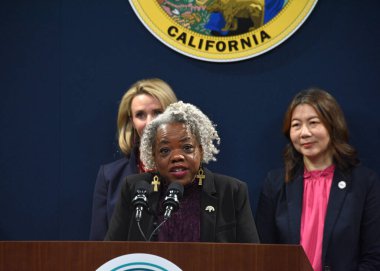 Sacramento, CA - 14 Mart 2023: Oakland Belediye Başkan Yardımcısı Dr. Kimberly Mayfield, Kaliforniya Eşit Ödeme Günü Yemini Etkinliği 'nde konuşma yaptı..