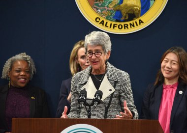 Sacramento, CA - 14 Mart 2023: Eski Kaliforniya Eyaleti Senatörü Hannah-Beth Jackson, Kaliforniya Eşit Ödeme Günü Etkinliği 'nde konuşma yaptı.