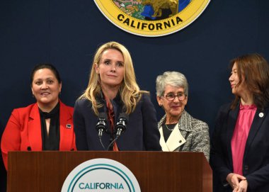 Sacramento, CA - 14 Mart 2023: Birinci Partner Jennifer Siebel Newsom, California Eşit Ödeme Günü Etkinliği 'nde konuşma yaptı.