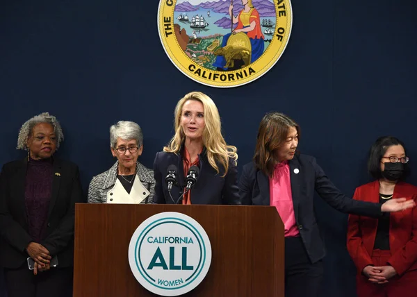 Sacramento, CA - 14 Mart 2023: Birinci Partner Jennifer Siebel Newsom, California Eşit Ödeme Günü Etkinliği 'nde konuşma yaptı.