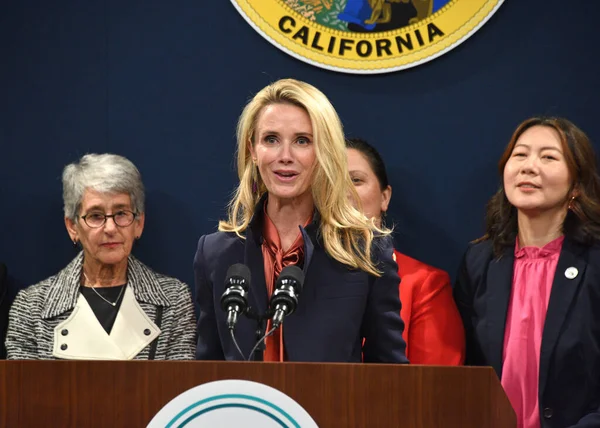 Sacramento, CA - 14 Mart 2023: Birinci Partner Jennifer Siebel Newsom, California Eşit Ödeme Günü Etkinliği 'nde konuşma yaptı.