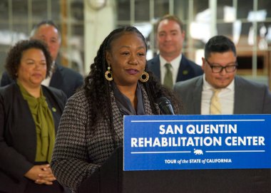 San Quentin, CA - 17 Mart 2023: Tinisch Hollins, Kaliforniya Güvenlik ve Adalet İcra Direktörü, San Quentin Eyalet Hapishanesi 'nde Vali Newsom ile basın toplantısında konuşuyor..