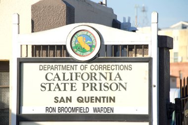 San Quentin, CA - 17 Mart 2023 San Quentin Eyalet Hapishanesi tabelası Doğu Kapısı girişinde. San Francisco 'nun kuzeyinde bir Kaliforniya Islah ve Rehabilitasyon Bölge Hapishanesi.