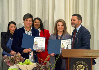 San Francisco, CA - 24 Mart 2023: Denetmen Ahsha Safai, Nowruz kutlamaları için Mohammed Nejad ve Bayan Gaffarf 'a sertifika sunar..