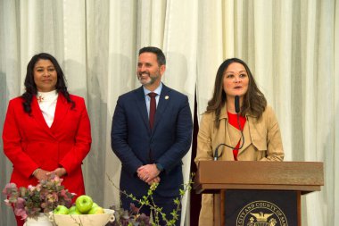 San Francisco, CA - 24 Mart 2023: Şehir Yöneticisi Carmen Chu Belediye Binası 'ndaki Nowruz kutlamasında konuşma yaptı. Nowruz, İran ya da İran 'ın Yeni Yılı' dır ve dünya çapında çeşitli etnik gruplar tarafından kutlanır..