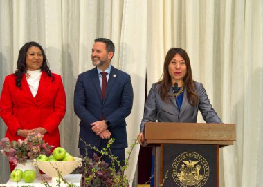 San Francisco, CA - 24 Mart 2023: Devlet Haznedarı Fiona Ma, Nowruz 'da Belediye Binası' nda konuşma yapacak. Nowruz, İran ya da İran 'ın Yeni Yılı' dır ve dünya çapında çeşitli etnik gruplar tarafından kutlanır..