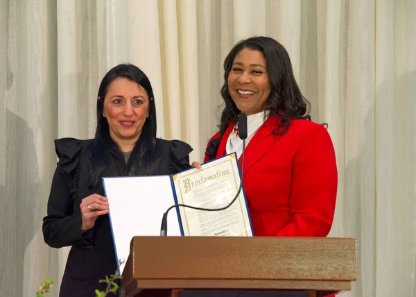 San Francisco, CA - 24 Mart 2023: Belediye Başkanı London Breed, Belediye Binası 'ndaki Pers Kadınlarının CEO' su ve kurucusu Sepideh Nasiri 'ye Nowruz bayram bildirisini sunar.. 