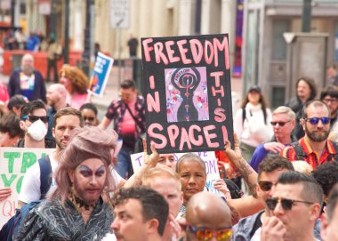 San Francisco, CA - 8 Nisan 2023: Sürüklenerek Mücadele Yürüyüşü 'ne katılanlar Şehir Merkezi' nden Union Meydanı 'na yürüdüler. İşaretler ve ilahiler tutuluyor.