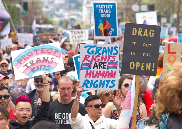 San Francisco Kwietnia 2023 Uczestnicy Protestu Drag Fight Back Maszerują — Zdjęcie stockowe