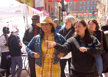 San Francisco, CA - 15 Nisan 2023: Başkan London Breed katılımcılarla tanıştı ve Çin Mahallesi 'ndeki CYC Bahar Festivali' nde paskalya yumurtası dağıttı. Tavşan Yılı Kutlaması.